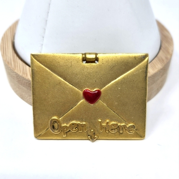 VINTAGE AJC INTERACTIVE GOLD TONE BROOCH ENVELOPE OPEN HERE TWO CHILDREN #1 MOM - Picture 1 of 9